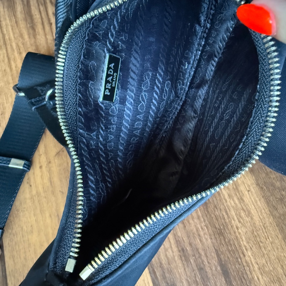 Prada Elegant Black Leather Bag - Picture 6 of 6